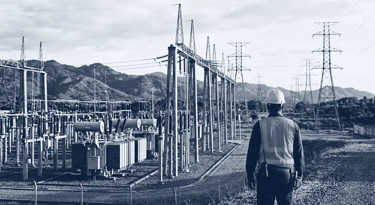 Ilustración: técnico con casco y chaleco reflectivo mirando una subestación eléctrica entre cerros