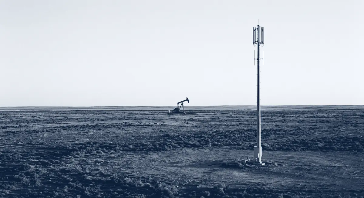 Ilustración: torre de comunicaciones aislada en un campo petrolero con una bomba de balancín al fondo