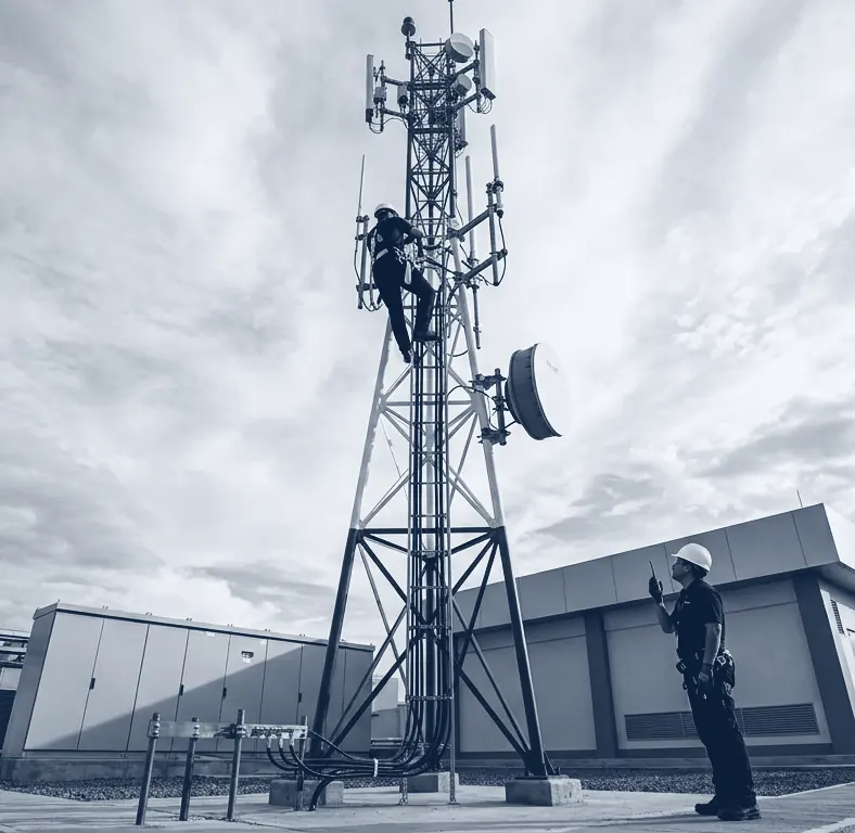 Ilustración: torre de comunicaciones con técnicos en la estructura